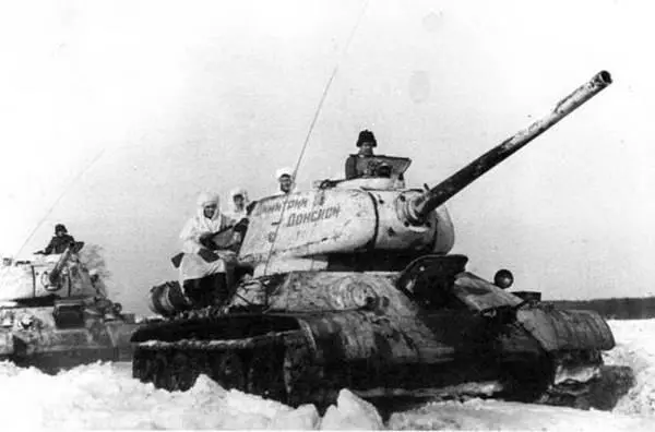 Танки Т3485 с пушками Д5Т 38й отдельный танковый полк Танковая колонна - фото 455