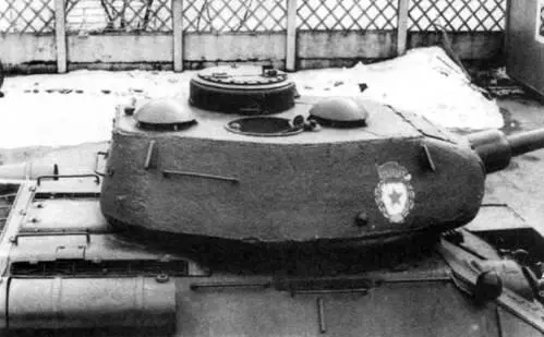 Башня Т3485 послевоенного выпуска Ясно различима разнесенная установка - фото 463