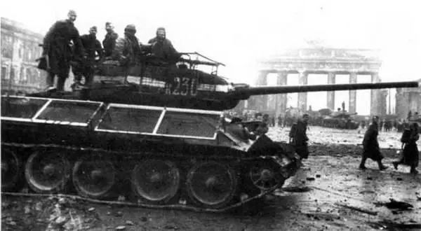 Т3485 у Бранденбургских ворот Май 1945 гНакануне штурма Берлина силами - фото 464