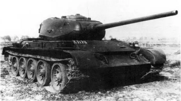 Серийный средний танк Т44 на НИБТ Полигоне в Кубинке 1946 г вверху - фото 467