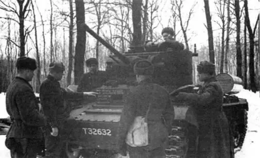 Красноармейцы изучают конструкцию английского танка Валентайн II 1942 г - фото 77
