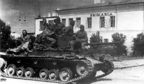 Танк Валентайн IX одной из частей Красной Армии на улице гЯссы Август 1944 - фото 79