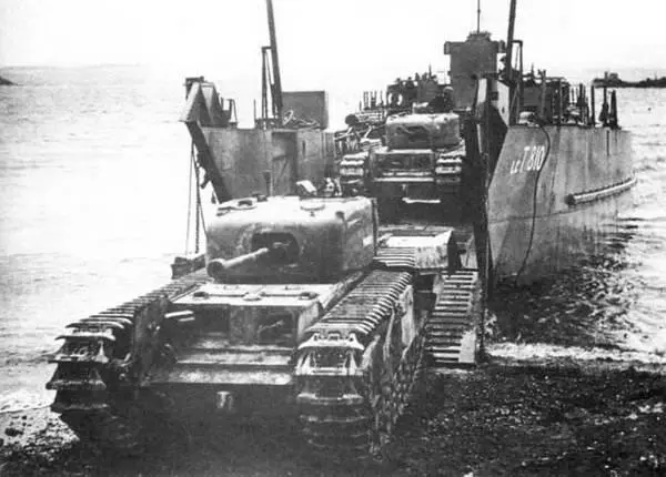 Танки Churchill IV высаживаются с десантного корабля во время учений у берегов - фото 84