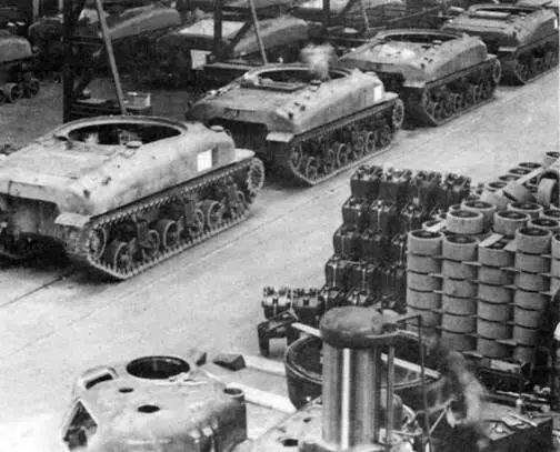Танки М4А1 на сборочном конвейере фирмы Lima Locomotive Works 1942 г Столь - фото 5