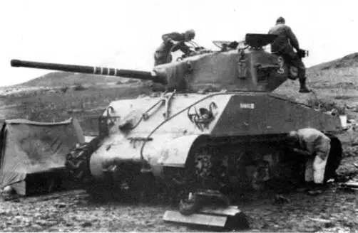 Экипаж танка M4A376W 1й танковой дивизии занят загрузкой боеприпасов и - фото 87