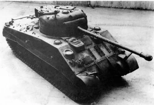 От других модификаций танк Sherman Firefly в данном случае это Sherman VC - фото 97