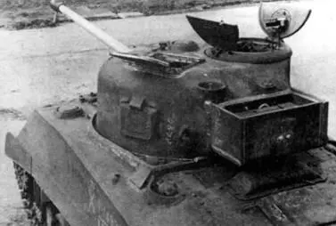 Вид на башню танка Sherman VC Хорошо видны прямоугольный люк заряжающего и - фото 98