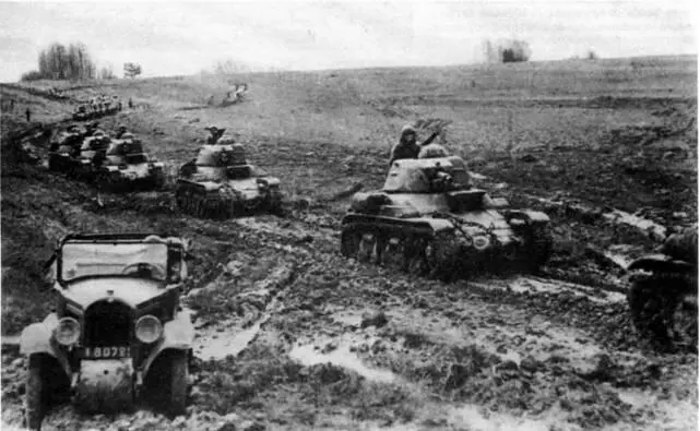 Колонна легких танков R35 на тактических занятиях Весна 1940 г По окончании - фото 112