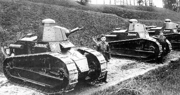 Танки Renault FT 17 литовской армии 1926 г боевые машины вооружены немецкими - фото 121