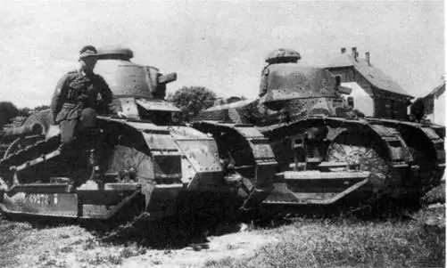 Немецкий солдат у трофейных танков Renault FT31 Франция июнь 1940 г - фото 123