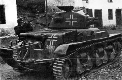 Легкий танк R35 в Вермахте Балканы 1943 г На трофейных танках немцы заменяли - фото 151