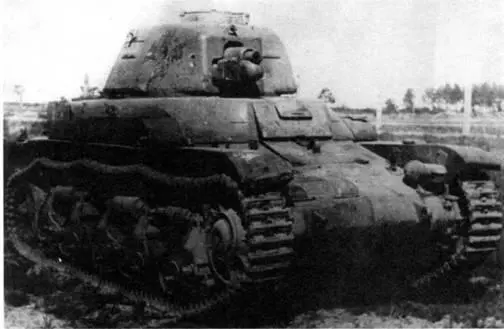Трофейный немецкий танк 35R 731 f на полигоне в Кубинке 1945 г Помимо - фото 152