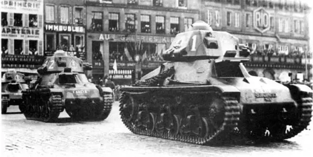 Легкие танки Hotchkiss Н35 на предвоенном параде Основной легкий танк - фото 153