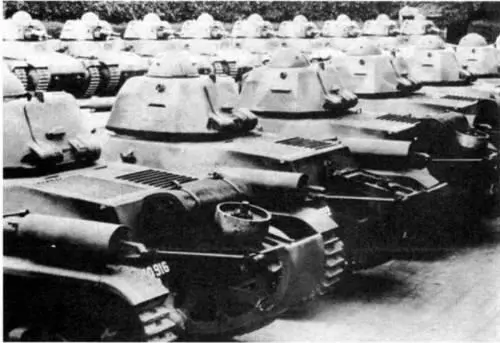 Танки Н39 на заводском дворе Все машины оборудованы хвостами Н38 - фото 156