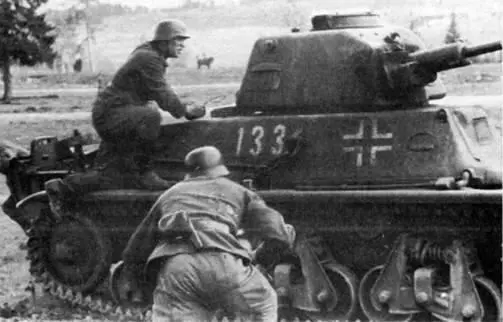 Легкий танк 38Hf во время учебных занятий в одной из частей Вермахта на - фото 158