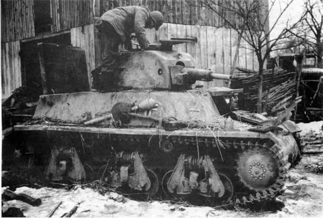 Американский солдат осматривает захваченный танк 38Hf 1944 г Легкий танк - фото 160