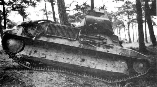 Танки FCM36 из состава 7го танкового батальона в лагере Мармелон 1940 г - фото 162