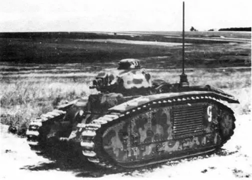 Танк В1 37го танкового батальона оставшийся на поле боя в Шампани Май 1940 - фото 188