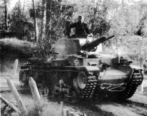 Танк Pz35t 6й танковой дивизии вермахта движется по территории Литовской - фото 218