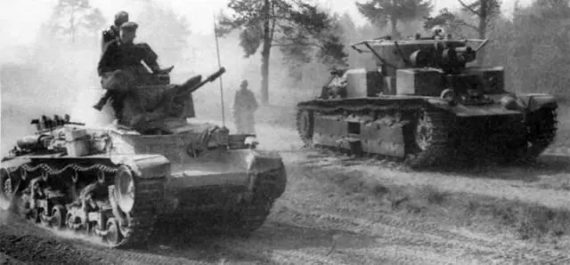 Танк Pz 3St на марше На втором плане брошенный экипажем советский средний - фото 220