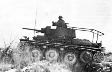 Вверху командирский танк PzBef38t Слева танки Pz38t AusfS - фото 242