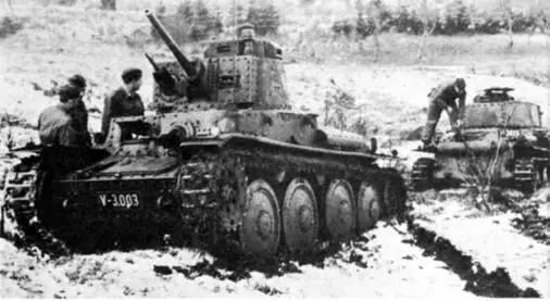 Красноармейцы осматривают подбитый танк Pz38t AusfG Июль 1941 г В - фото 243