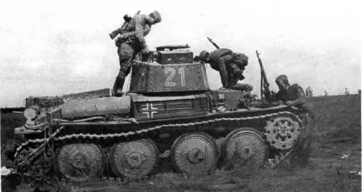 Красноармейцы осматривают подбитый танк Pz38t AusfG Июль 1941 г В - фото 244