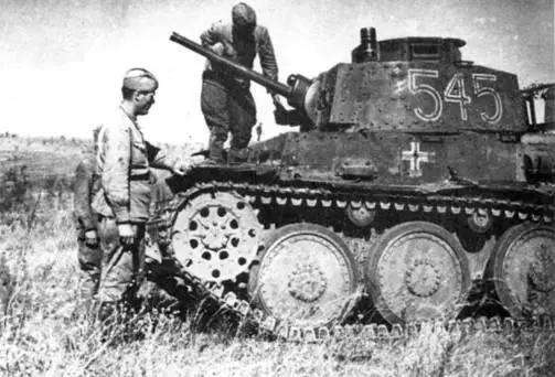 Красноармейцы осматривают захваченный немецкий танк Pz38t Aus f F 1942 г - фото 246