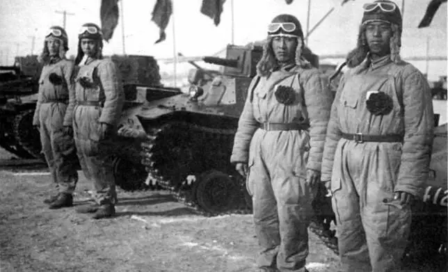 Малые танки 2594 и их экипажи одной из частей Народноосвободительной армии - фото 276