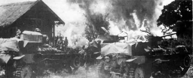 Малые танки 2597 в бою Английские офицеры и солдаты осматривают трофейный - фото 281