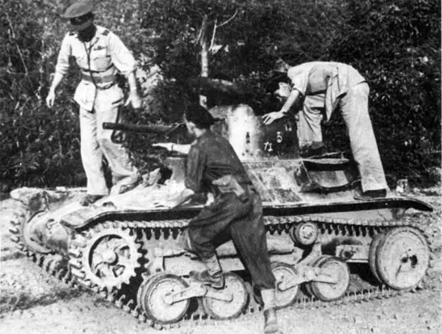 Английские офицеры и солдаты осматривают трофейный японский танк 2597 Теке - фото 282