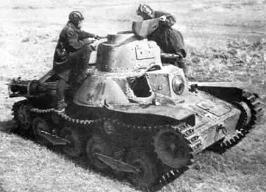 Легкий танк Тип 3 Кери вверху Советские танкисты осматривают трофейный - фото 300
