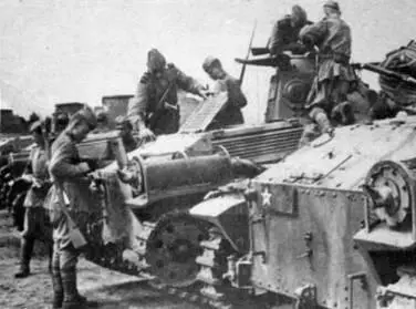 Легкий танк Тип 3 Кери вверху Советские танкисты осматривают трофейный - фото 301
