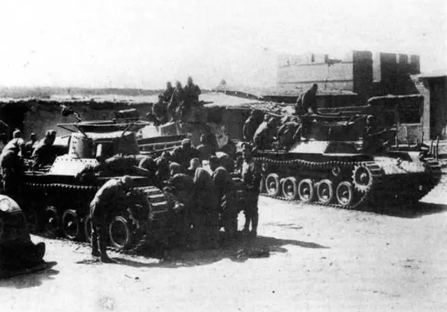 Экипажи 4го танкового полка осматривают первые поступившие к ним Чиха На - фото 320