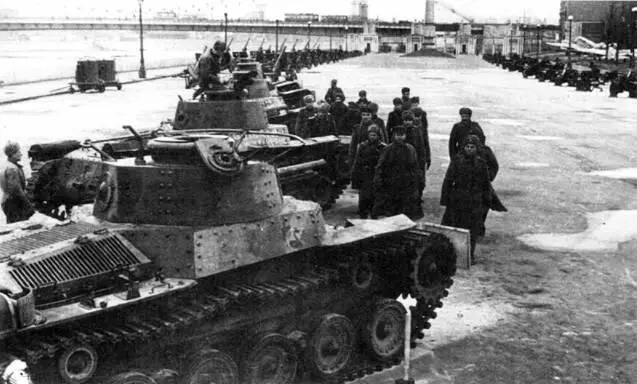Советские военнослужащие осматривают японские танки Чиха на выставке трофеев - фото 326