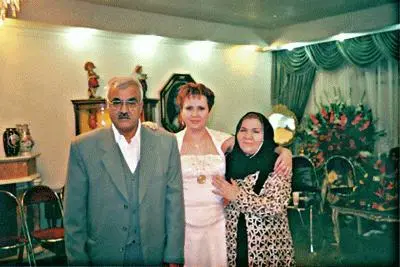 Людмила с отцом и матерью Мехди Друзья дарят Мехди Коран На программе - фото 14