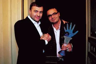 Михаил Пореченков вручает приз победителю Битвы экстрасенсов Мехди - фото 17
