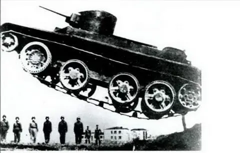 Танк БТ2 перепрыгивает препятствие ХВО 1933 г Направляющие колеса - фото 147