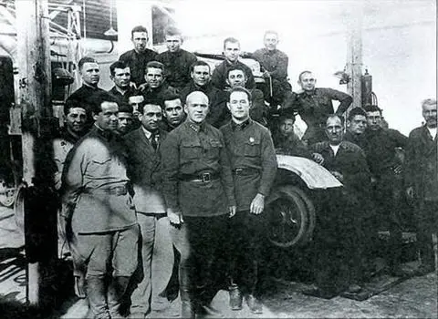 Коллектив ремонтного завода 48 во главе с Н Цыгановым стоит слева возле - фото 239