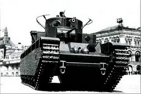 Танк Т35 первых серий на параде в Москве 1 мая 1934 г Так в августе 1935 - фото 244