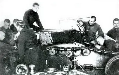 Курсанты танковой школы за изучением матчасти танка МС1 Т18 1930 г - фото 66