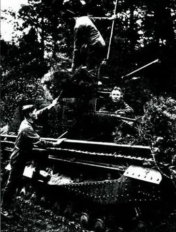 Советские представители знакомятся с танком Виккерс 12тонный 1930 г Во - фото 94