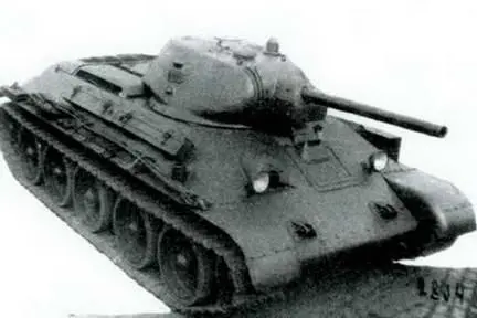 Танк Т34 выпуска 1941 г Вид сзади Последние штрихи в мирной жизни С - фото 152