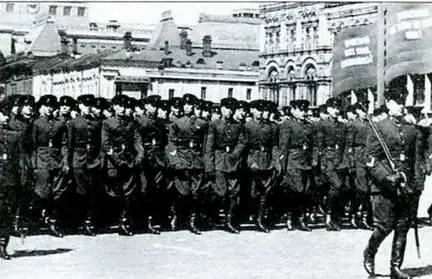 Колонна выпускников ВАММ на параде 1 мая 1941 г Далее для оценки числа - фото 194