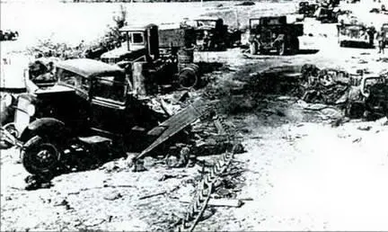 Разгромленная немецкими танковыми войсками советская автоколонна Лето 1941 г - фото 198