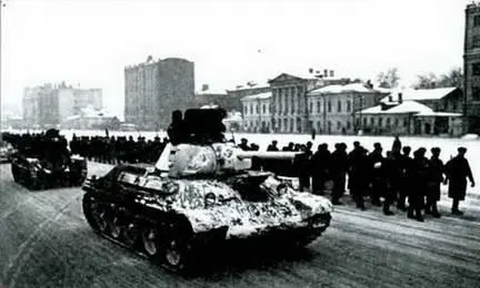 По улицам Москвы следует танковая колонна в составе Т34 БТ7 и Т26 Ноябрь - фото 229