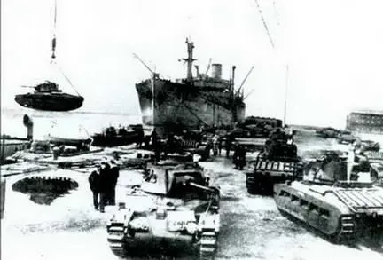 Разгрузка танков Матильда в Архангельском порту Осень 1941 г По - фото 234