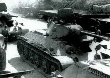 Отгрузка танков Т34 и тракторов СТЗ5 действующей армии СТЗ лето 1942 г - фото 265