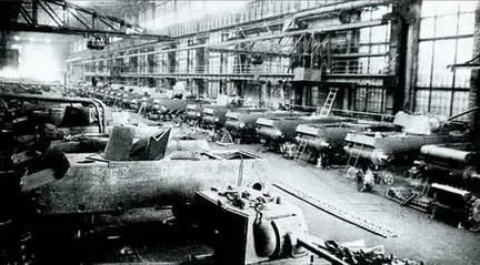 Сборочный цех Челябинского Кировского завода Весна 1942 г В октябре 1941 г - фото 272