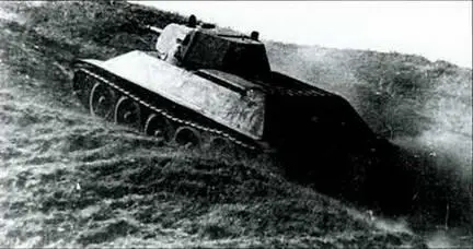 Танк А32 1 вид с кормы во время испытаний 1939 г Вид спереди танка А32 - фото 68